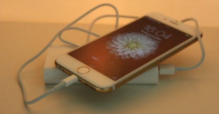 В Сеть «слили» фото беспроводной зарядки iPhone 8