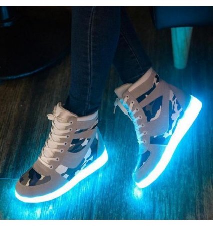 Xiaomi выпустила эксклюзивные кроссовки с подсветкой