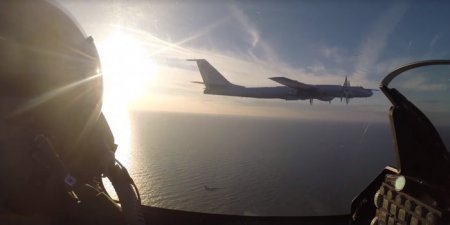 Опубликовано видео сопровождения российского Ту-142 истребителями НАТО
