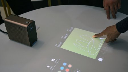 Sony анонсировала скорое появление в России проектора Xperia Touch