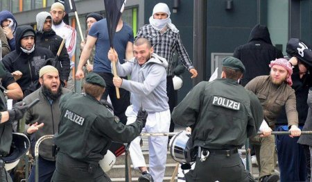 Десятки боевиков ИГИЛ и Аль-Каиды въехали в Германию под видом беженцев