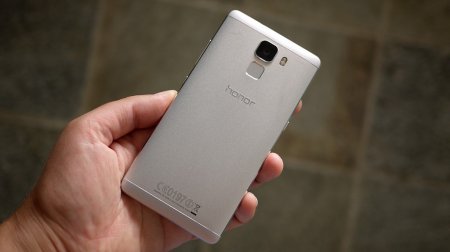 Безрамочный Huawei Honor 7X поступит в продажу за 16 тысяч рублей