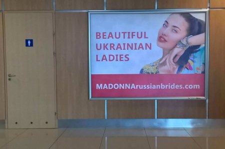 В аэропорту Харькова открыто рекламировали секс-туры (ФОТО)