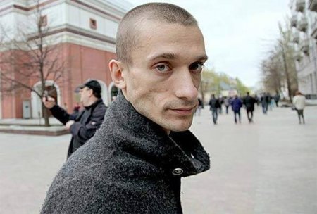 Российский художник поджёг французский банк в Париже