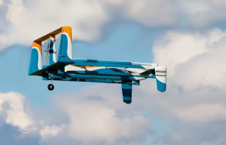 Amazon разрабатывает платформу для подзарядки электрокара во время движения с помощью специальных дронов