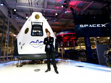 Илон Маск анонсировал первый частный космический полет до Луны