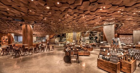 Американская гигантская сеть кафе Starbucks открывает крупнейшее в мире каф ...