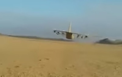 Американский самолет пролетел в метре над военными