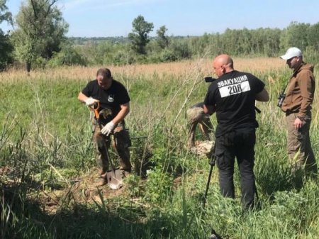 Окровавленная военная ветошь найдена на помойке под Днепропетровском