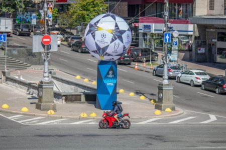 В центре Киева сдулся мяч Лиги чемпионов