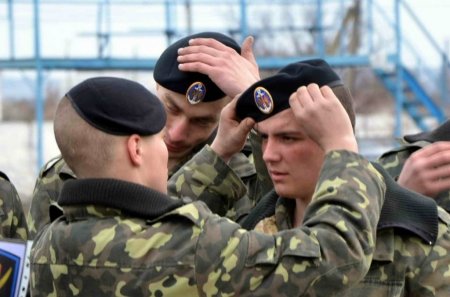 Щелчок по носу Порошенко: Морпехи ВМС Украины отказались менять окрас берет ...