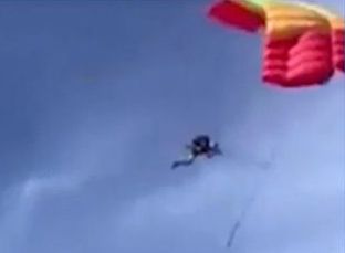 Смертельное падение парашютиста сняли на видео