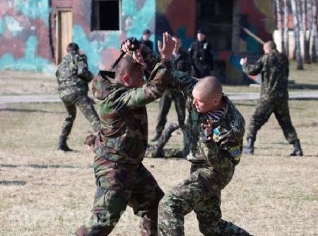 Цэ Украина: Выпускники-десантники устроили жестокое побоище из-за розового БМД (ФОТО)