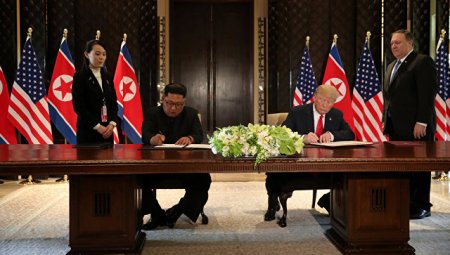 Трамп и Ким Чен Ын подписали документ по итогам саммита в Сингапуре‍