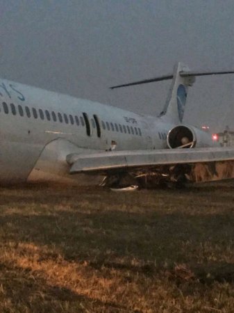 Фото: Самолет за пределами взлетно-посадочной полосы в Жулянах