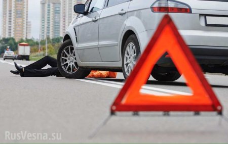 МОЛНИЯ: У Кремля автомобиль въехал в толпу иностранных болельщиков (ФОТО)