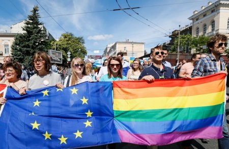 Гей-парад в Киеве. Идут массовые задержания противников ЛГБТ. Порошенко на  ...