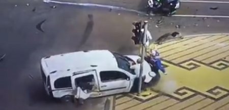 Видео: В Киеве машину отбросило на пешеходов после ДТП, один погибший