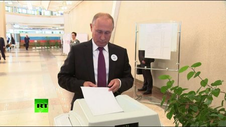Путин поздравил Собянина с победой на выборах мэра Москвы