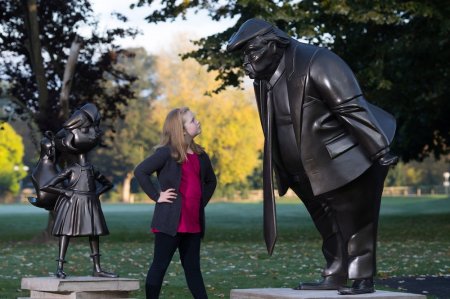 В Англии установили памятник кричащего на ребенка Дональда Трампа