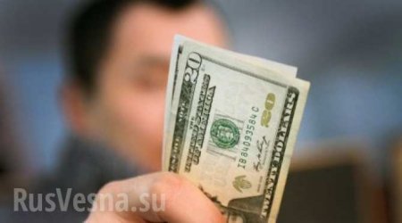 Минфин призвал россиян не бегать в банки за валютой