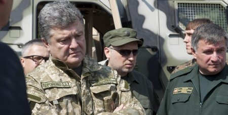Порошенко пообещал увеличить выплаты военным, если Россия нападет