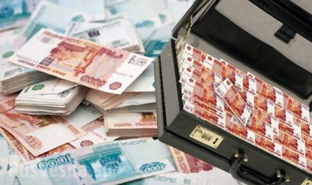 Украинец пытался вывезти в Россию почти миллион рублей в ботинках (ВИДЕО)