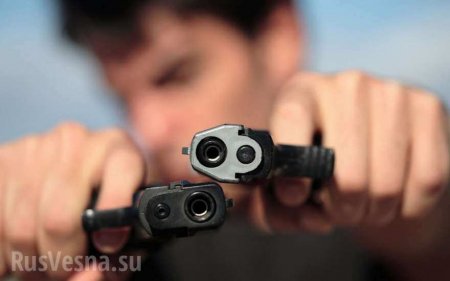 Дикая Украина: Полицейский с пистолетом напал на подростков в Луцке
