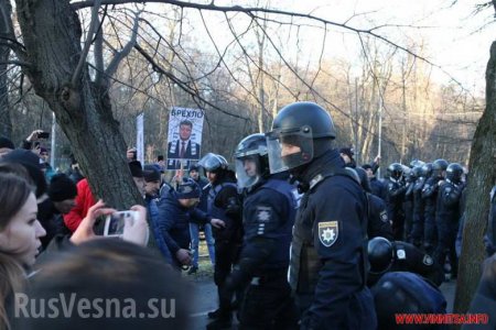 «Нацкорпус» принёс Порошенко свиные головы и подрался с полицией (ФОТО, ВИДЕО)