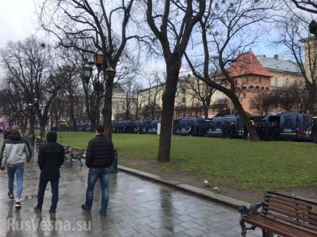 Порошенко едет во Львов: в городе парализовано движение и работает спецназ (ФОТО, ВИДЕО)