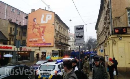 Порошенко едет во Львов: в городе парализовано движение и работает спецназ (ФОТО, ВИДЕО)
