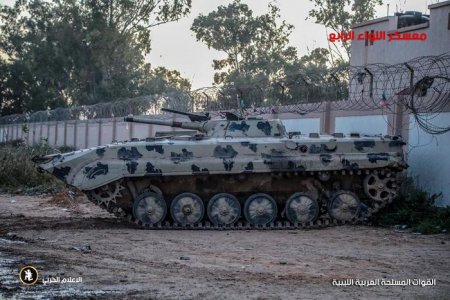Ливийская армия снова взяла международный аэропорт и возобновила наступление южнее Триполи