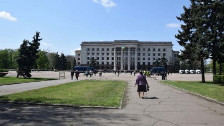 Тысячи людей отдают дань памяти жертвам трагедии 2 мая в Одессе