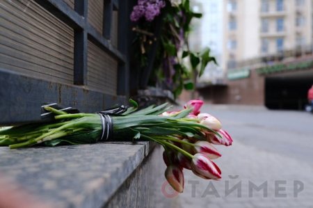 В Одессе люди приходят к генконсульству РФ с цветами и соболезнованиями о пожаре в Шереметьево