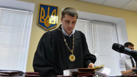 Суд открыл дело о запрете выезда Порошенко из Украины