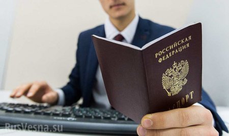 СРОЧНО: Первые группы граждан ДНР и ЛНР получают российские паспорта (ВИДЕО)