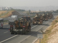 Турецкая армия подтянула к сирийской границе большой военный конвой