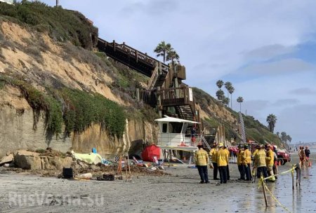 Скала рухнула на пляж в США, есть погибшие (ФОТО, ВИДЕО)