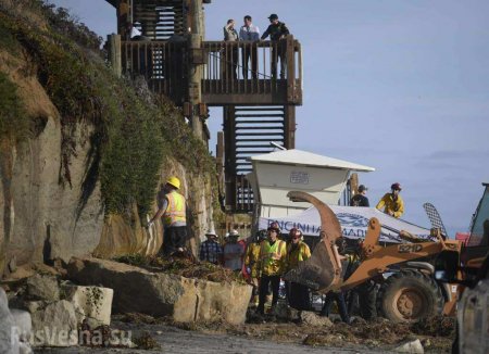 Скала рухнула на пляж в США, есть погибшие (ФОТО, ВИДЕО)