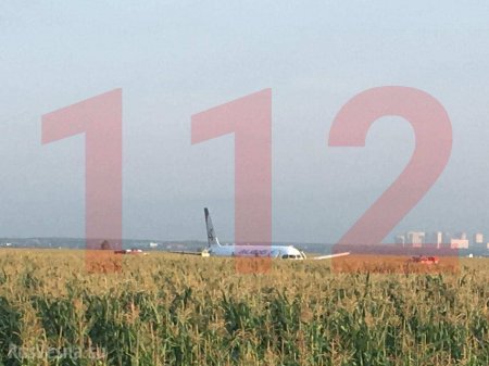 СРОЧНО: Летевший в Крым авиалайнер совершил жёсткую посадку в поле под Москвой — подробности (ФОТО, ВИДЕО)