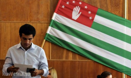 Отравление, обстрелы: в Абхазии начались выборы президента