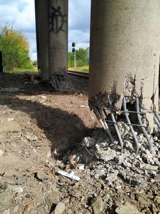 Вблизи автомобильного моста в Луганске произошел сильный взрыв перед проездом гумконвоя из РФ