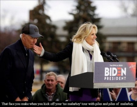 Джо Байден сосет палец жены во время предвыборной речи Джилл