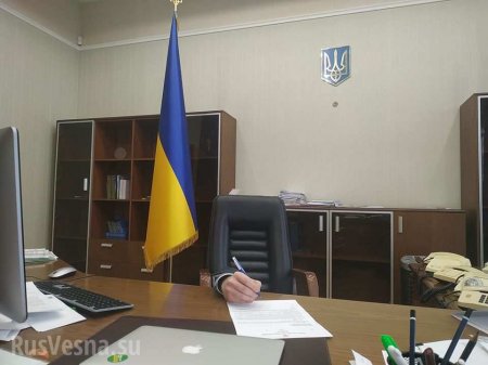Украинский министр в поддержку премьера залез под стол (ФОТО)
