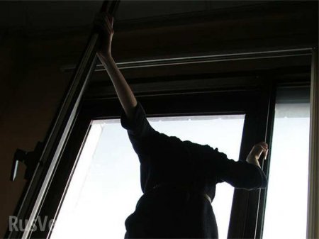 Чудо или счастливая случайность: выпавшая из окна девятого этажа девушка встала и ушла (ВИДЕО)