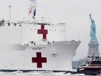 Плавучий госпиталь ВМС США USNS Comfort прибывает в Нью-Йорк, где каждые 9, ...