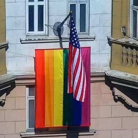 Над посольством США в Москве вывесили флаги гомосексуалистов (ФОТО, ВИДЕО)