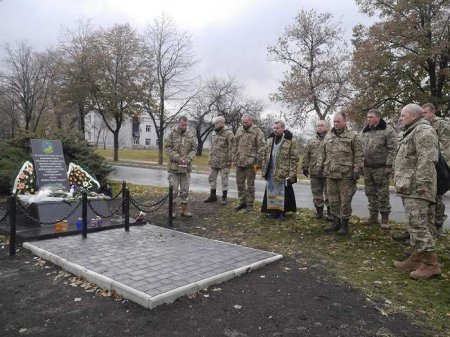 На Донбассе подправили памятник «героям ВСУ» (ФОТО)
