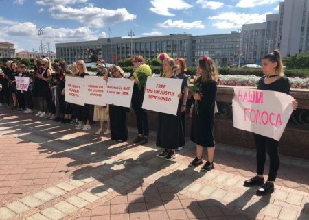 «Здесь умер мой голос»: новая срежиссированная акция на улицах Минска (ФОТО)