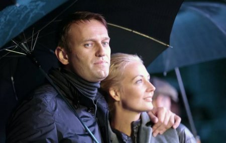 Навальный летел в Москву не один – его попутчица может быть причастна в слу ...